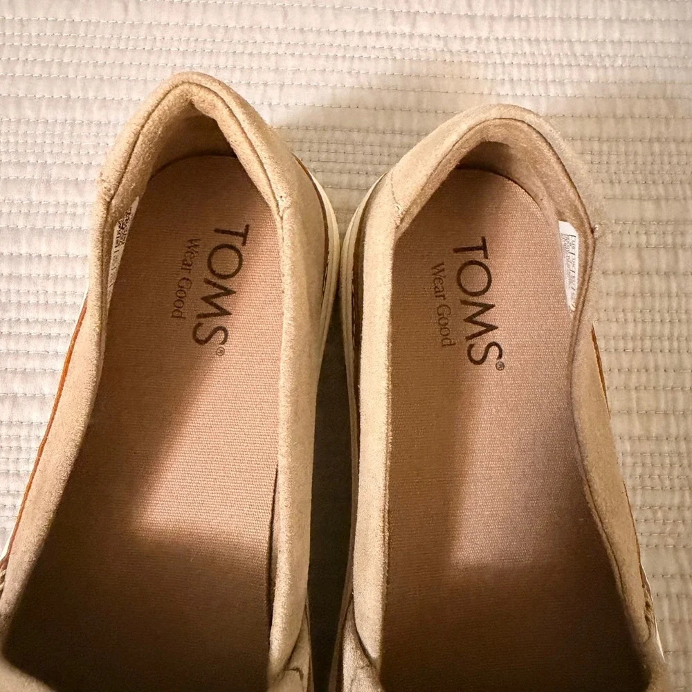 NEW TOMS Women's Taupe Textile Slip On Platform Sneakers Flats Size 9